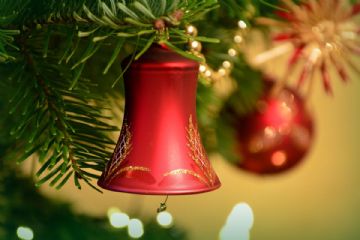 albero di natale creato con fiocchi di neve 