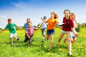 bambini che corrono su un prato