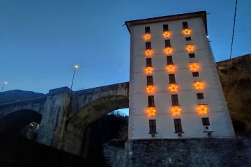 torre del ponte napoleonico di crevoladossola addobbato con luminarie natalizie a forma di stella
