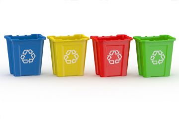 bidoni colorati della raccolta differenziata