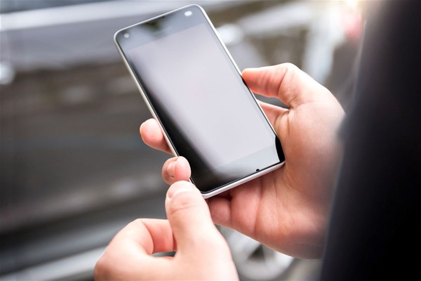 cellulare nel palmo della mano di una persona