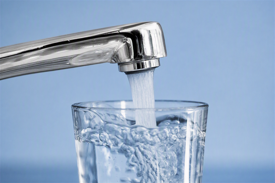 rubinetto da cui esce l'acqua e riempie il bicchiere 
